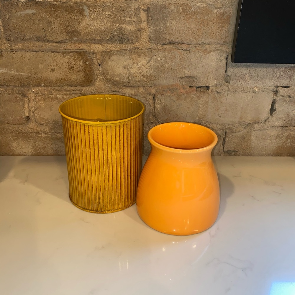 2 Flower Vases or Containers - Picture 3 of 10